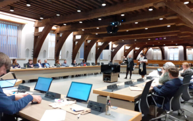 Prominente taalmaatjes dictee in de Dordtse raadszaal